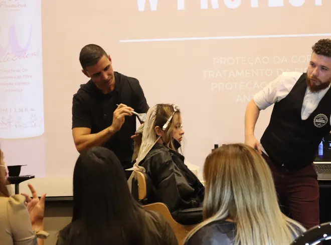 Demostración de técnica sobre cabello en una Máster Class