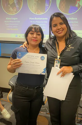 Entrega de certificado en una Máster Class Floractive