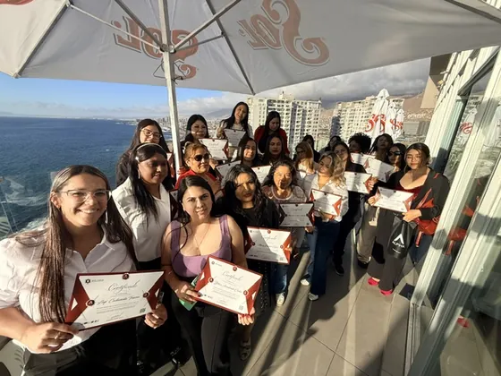 Grupo de alumnas con sus certificados al aire libre