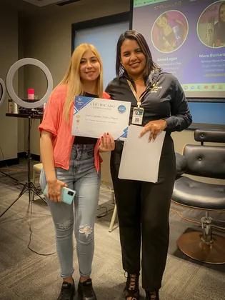 Entrega de certificado a una alumna