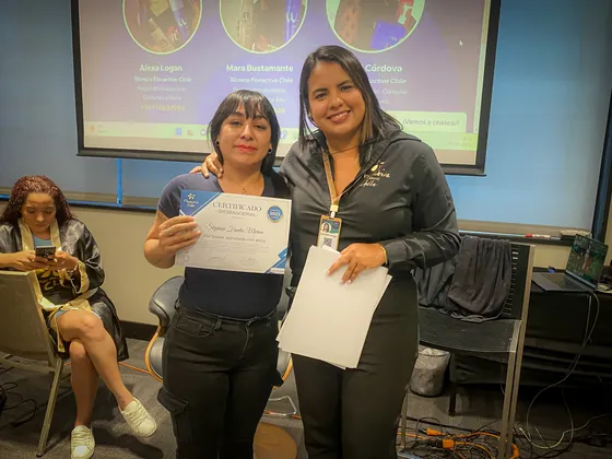 Entrega de certificado a una alumna