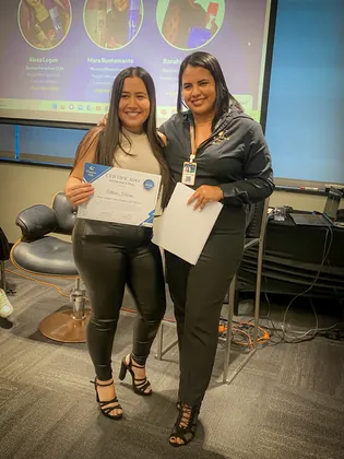 Entrega de certificado a una alumna