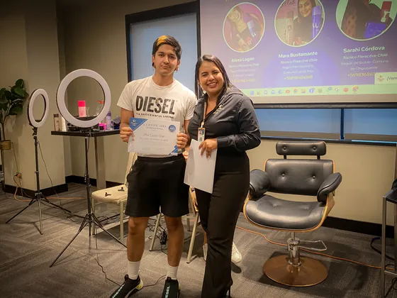 Entrega de certificado a un alumno