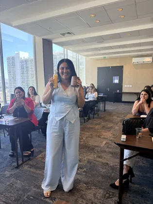 Alumna con el producto durante la clase