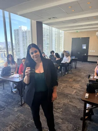 Alumna con el producto durante la clase